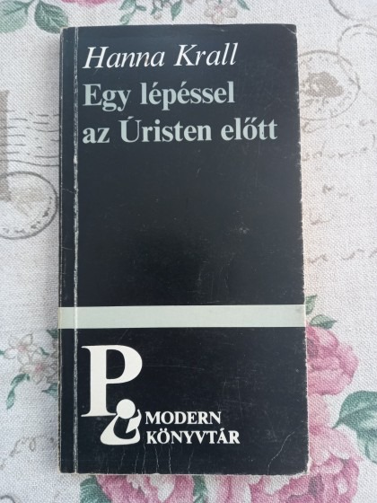 Egy ​lépéssel az Úristen előtt