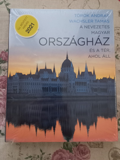 A nevezetes magyar Országház és a tér, ahol áll