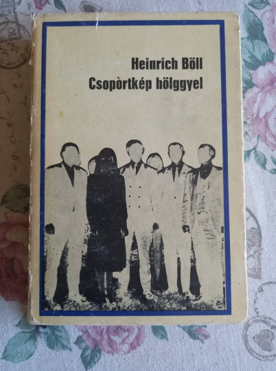 Csoportkép hölggyel